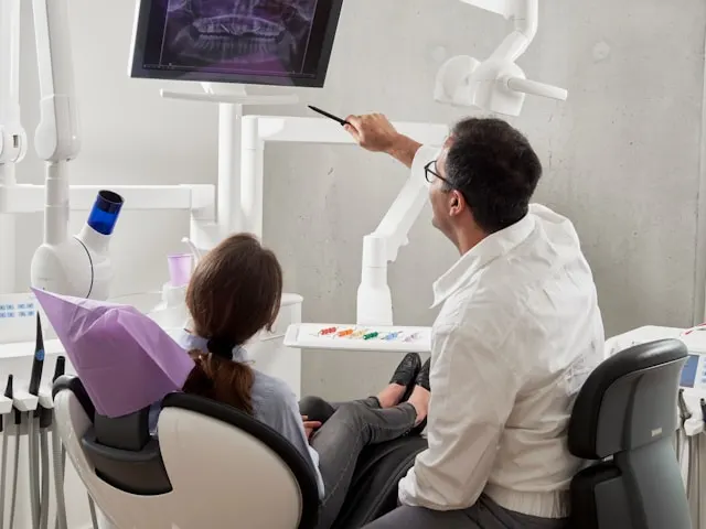 Dentista en Las Palmas de Gran Canaria atendiendo a un paciente